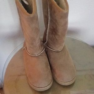 1 pair of Weather Boots